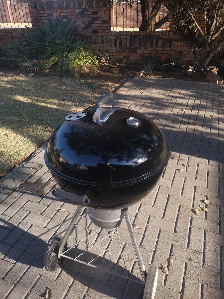 braaibok's tweet photo. En so besluit ons om somer n genette vark blad op die Weber  te braai met n Knoffelbrood.  Eenvoudig maar lekker!!!

#braaibok #onsweethoe #braaiboklewe #firespark #kekkelbek #weber #braai #braaimaster #varkbraai https://t.co/6ZhK4c439f