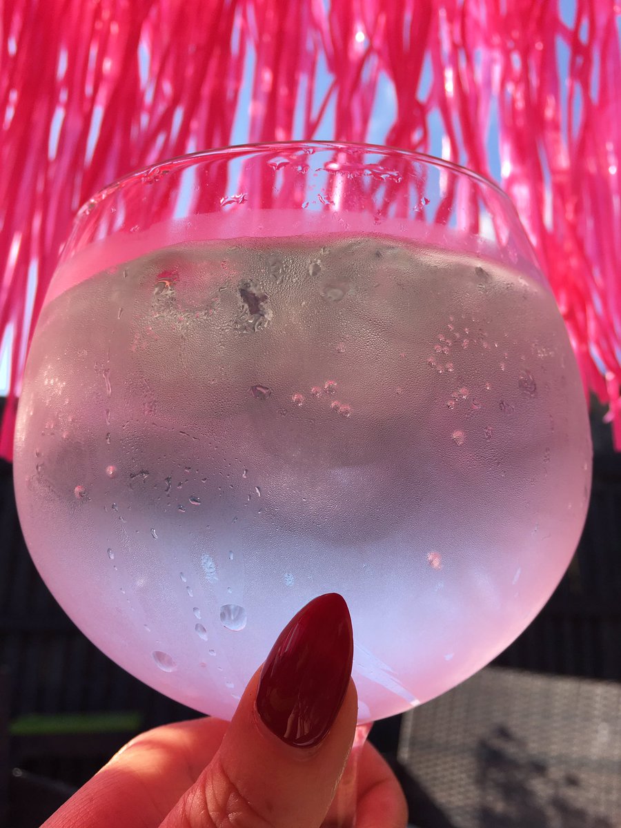 traz_mac's tweet photo. Loving the chance to spend a wee day in the garden. Mind you, Iβm sick of just getting on top of it only for it to rain for days & then the weeds are back. π Gin is the answer right? #weeding #grasscutting #shedtidying #whitleyneil https://t.co/4DRXD3umsJ