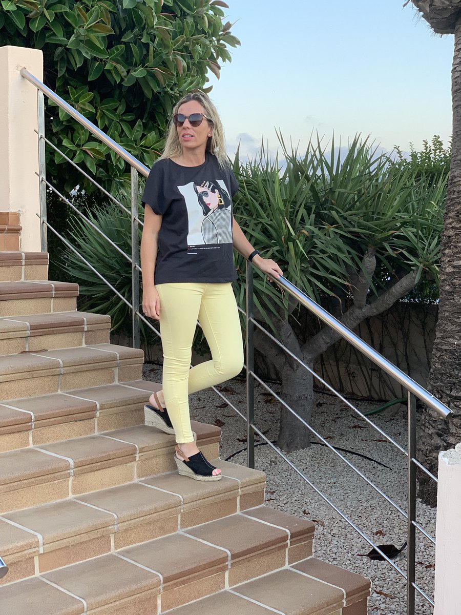 tritacones's tweet photo. Una sonrisa siempre es el complemento perfecto para cualquier look 😁😉.
#lookoftheday #outfit #ganchos #trend #tendencias #complementos #sunglasses #ootd #style #newcollection #gafasdesol #sonrisa #smile #instagood #happy #yellow #blog #tritacones #bloggerstyle #instapic https://t.co/pVig0uAhCJ