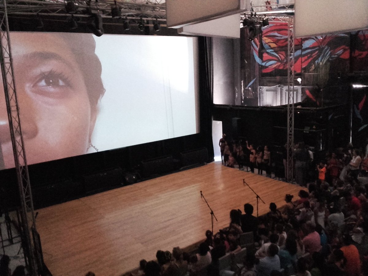 La proyecciòn de los cortometrajes de mis alumnos del taller de storytelling con smartphones en <a href="/fabricadeartecu/">Fabrica de Arte</a> ORGULLOSÌSIMA de ellos!!