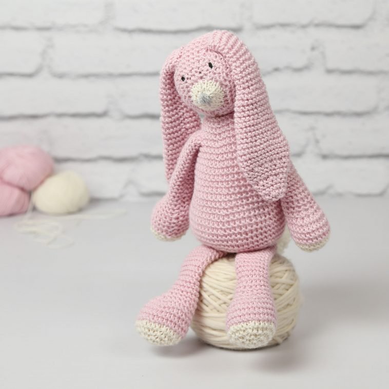 We’re edging ever closer to September, peak time for new babies and our knitted Mabel makes a perfect first best friend. loom.ly/7QoV_MM #knitting #bunny #babies