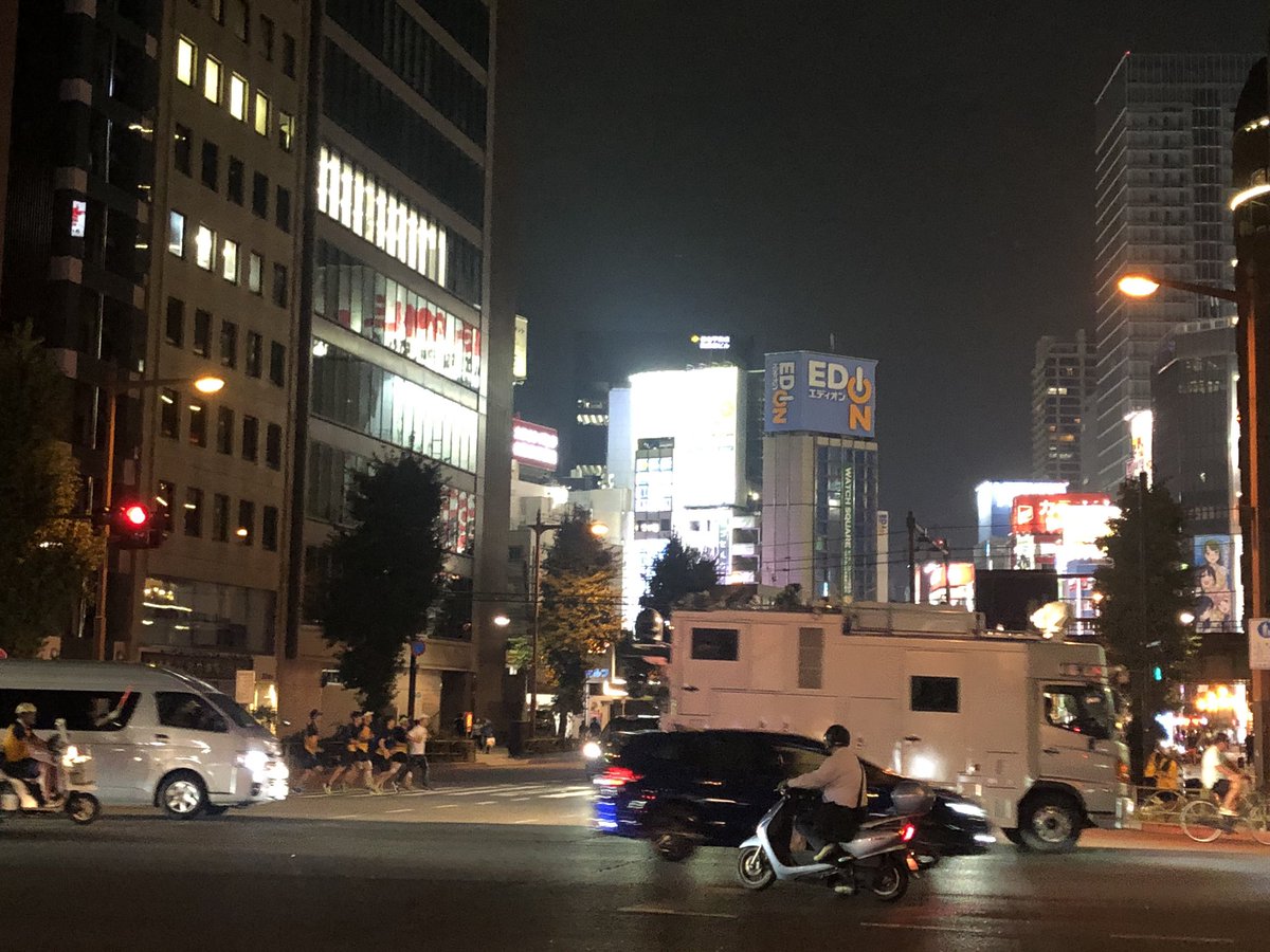 すずき 動くグラフ 秋葉原の南を通り過ぎる24時間テレビのマラソン部隊 ランナーのいとうあさこさんのそばに日テレの中継車 がついてるので 場所はすぐ分かる 後ろから野次馬がめっちゃ追いかけてきててウケるw Snake24tv すずき 動くグラフ 秋葉原の南を通り過ぎる24時間テレビのマラソン部隊 ランナーのいとうあさこさんのそばに日テレの中継車 がついてるので 場所はすぐ分かる 後ろから野次馬がめっちゃ追いかけてきててウケるw Snake24tv