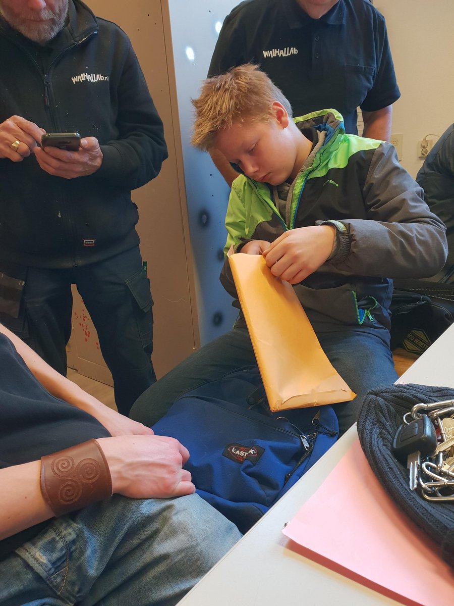 WALHALLAb_NL's tweet photo. Weten jullie nog? Gijs,1 vd #thuiszitters? Kon toch geen #school wat mee? Wilde het #onderwijs toch niet hebben? Welnu, bij ons ontwikkelde deze 13jarige tot super #techniek-held en -leraar, fanmail zelfs uit USA en werd hij 2e op de #Hippiade!

Enne..nog steeds géén school!

Rt https://t.co/xJgtwt0wT9