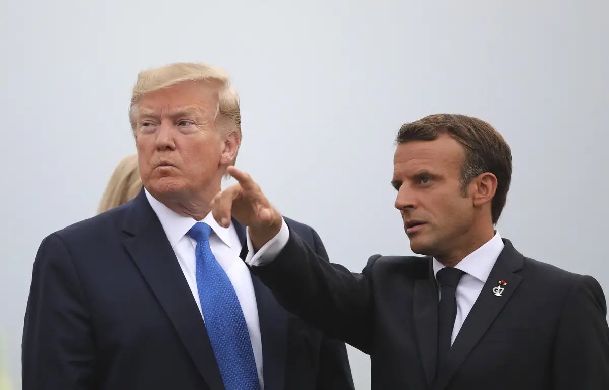 - Tu vois la fumée là bas Donald ?
- Yes
- C'est la forêt amazonienne qui brûle !
- Amazing !!
- Non j'déconne, en vrai c'est des gilets jaunes qui crament des pneus parce qu'ils en ont marre de moi