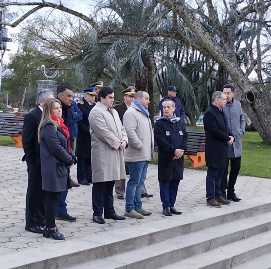 JuntaFlorida's tweet photo. Dieron comienzo los actos conmemorativos por el 194° aniversario de la declaratoria de la Independencia. 

7:12 - Izado de Pabellón Nacional
10:15 - Acto oficial en la Piedra Alta
11:15 - Desfile cívico-militar
18:22 - Arriado de Pabellón Nacional https://t.co/EkBVpxHNIU