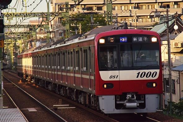 frNK9ksNMkn3514's tweet photo. [#KK35]仲木戸にやってきた。JR東神奈川駅とデッキで繋がる高架駅だ。1905年(明治38)、中木戸としての開通時は地上だったが、5年後高架になった。ホームは種別対応で延伸され、架線柱が貫く。表記がT11.3とあり、大正11年製なのか。2020年3月、京急東神奈川に改称予定。#京急　#赤い電車　#仲木戸駅 https://t.co/IUYf7gefPK