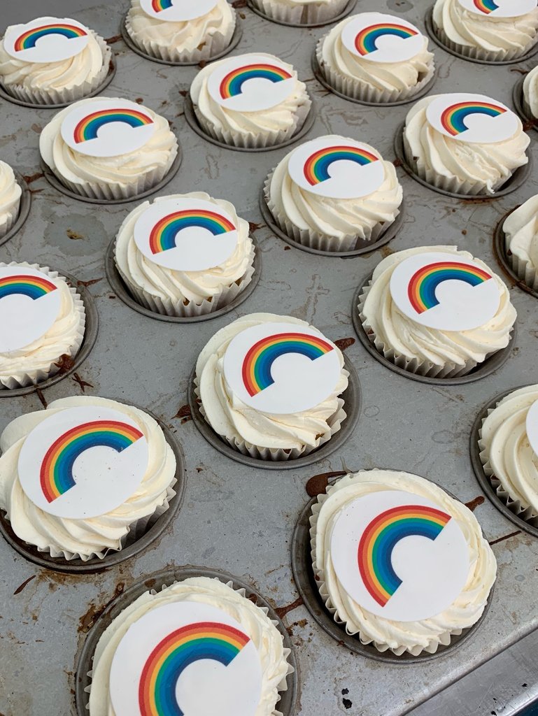 JohnDwyerBakery's tweet photo. Freshly topped Cupcakes 🧁 All 300 are perfect 👌🏽 One off special, beautifully baked and perfectly piped buttercream 😋 #JohnDwyerBakery #JDB #CupCakes #OneOffSpecial #Pride🌈 #LifesWhatYouBakeIt https://t.co/TW02ErcIdF