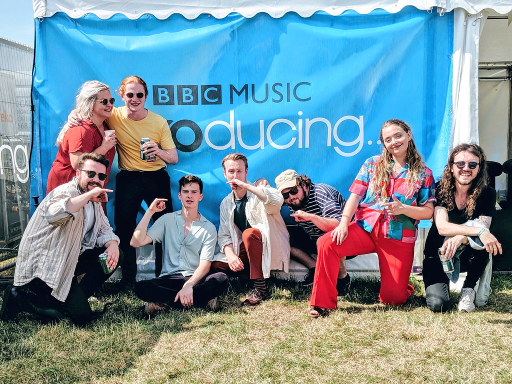 Cute! Intro pals <a href="/Talkboyyy/">Talkboy</a> &amp; #TheLooseCuts know how to pose for a group shot 🤙

#ReadingFestival <a href="/BBCIntroWY/">BBC Music Introducing in West Yorkshire</a>