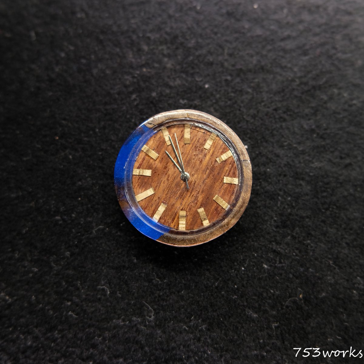 753works ウッドレジンとスタビウッドで腕時計作りました 仕事用というよりは休日とかのお出かけのときに使ってほしくてデザインしたので カジュアル シンプルなデザインになってます
