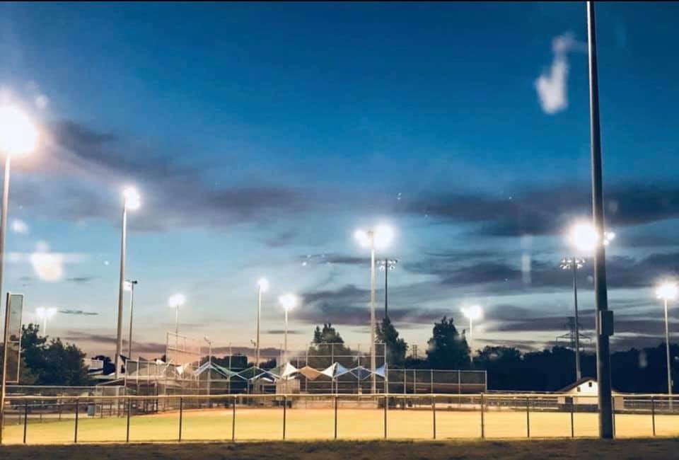 TXOilerSoftball's tweet photo. Day 1 - DSE Girls of Summer Kickoff
🥎Pool play
Game 1 - 4-3 - WIN
Game 2 - 9-2 - WIN
Game 3 - 12 -0 - WIN
🥎Bracket
Game 1 - 14-1 - WIN

Sunday continued with a 9 am start! #softball #fastpitch @usssatx https://t.co/FKKEXwMG8k