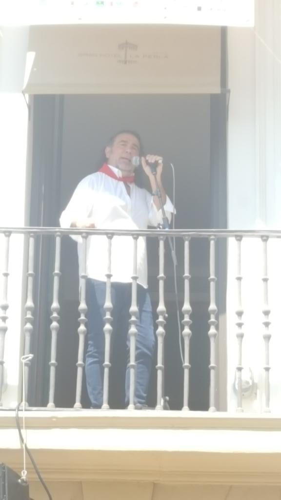 Mertxe_Beriain's tweet photo. Actuación de @DLagosAguilar y Emilio Caracafé en el balcón de @Ghotellaperla . #onfire2019 https://t.co/aHMKxmtSGd