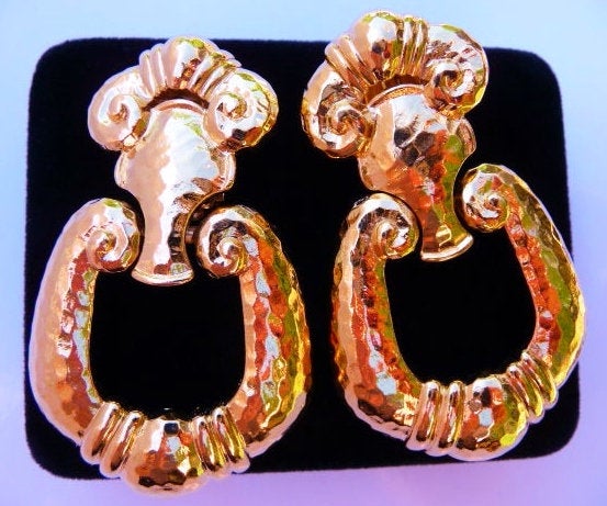 cherrylippedros's tweet photo. Excited to share the latest addition to my #etsy shop: vintage Barrera door knocker clip earrings, Barrera for Avon Corinthian Collection, 1989, Jose Maria Barrera https://t.co/7J8fSJ266K #jewelry #earrings #gold #avantgarde #no #women #keyslocks #teardrop #earlobe https://t.co/08BkHR25GL
