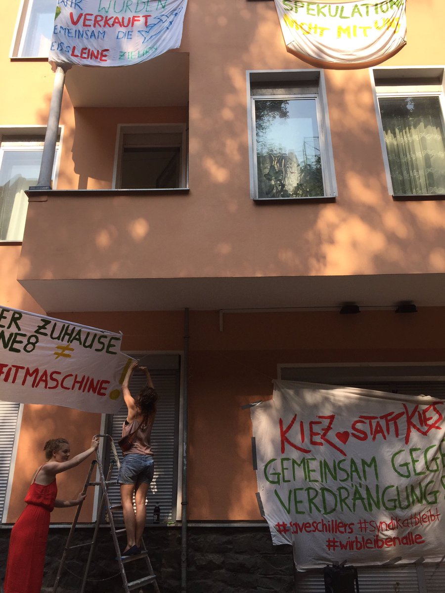 Die Vorbereitungen laufen auf Hochtouren – #Banner hängen, #Kaffee und #Kuchen sind vorbereitet und die Flyer liegen aus, jetzt fehlt nur noch ihr: Um 15h in der #Leinestr. 8!
#leine8bleibt #KiezstattKies #mietenwahnsinn #wirbleibenalle