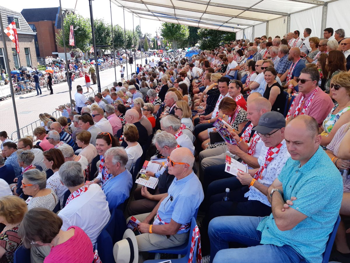 HeezeLeende24nl's tweet photo. Ontzettend druk in #heeze in afwachting van de 62e #theaterparade van de @Brabantsedag #sfeer #zinin https://t.co/oHV0QOhT0e