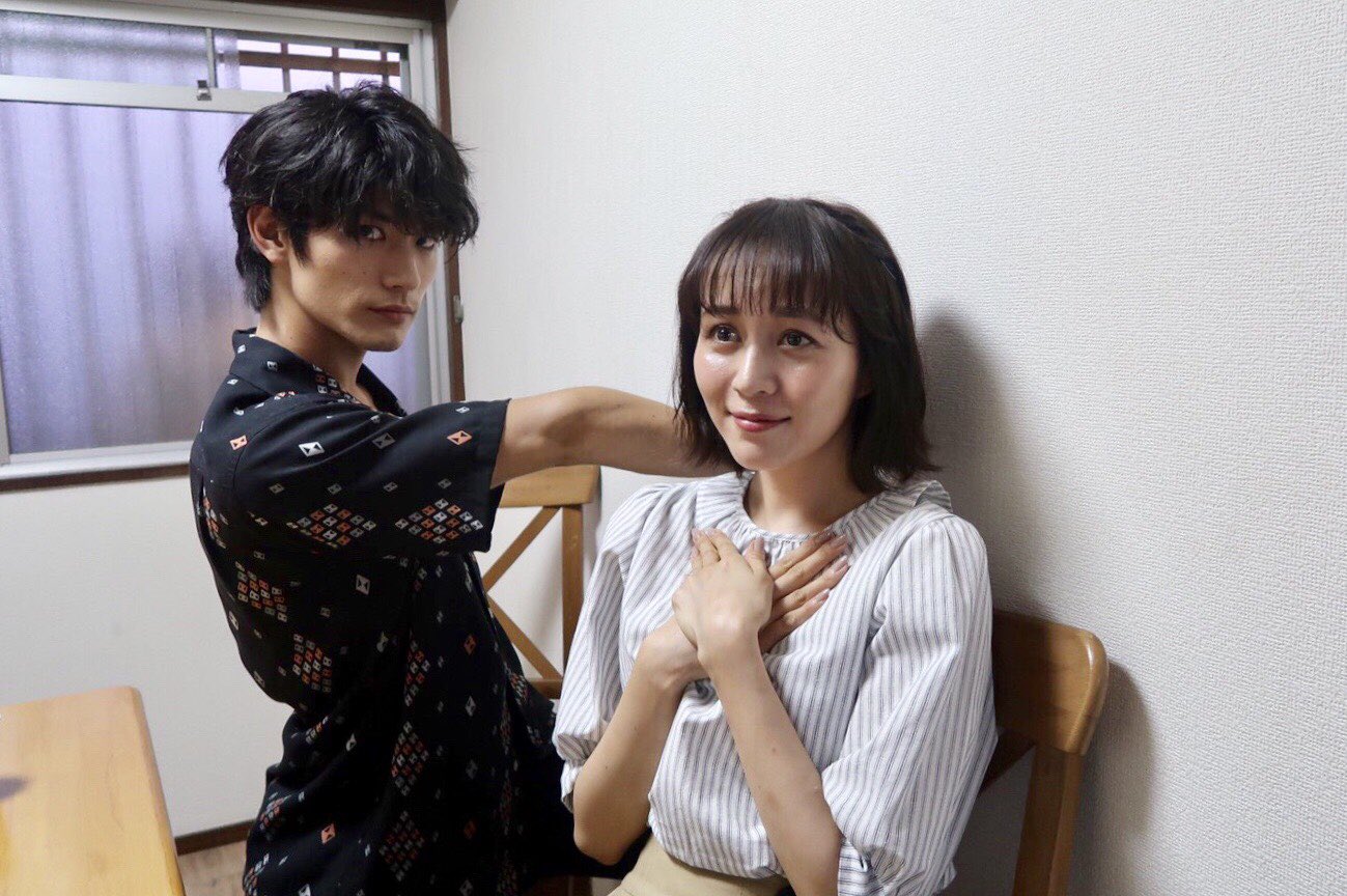 三浦春馬主演 Two Weeks 公式 若返った2人っ 回想シーンの 三浦春馬 さんと 比嘉愛未 さんです アラサーの壁ドン 笑 壁ドン なんか違う 笑 可愛いのだけれども なんか違うっ Tw Twoweeks T Co Ps1vsfcmcu Twitter