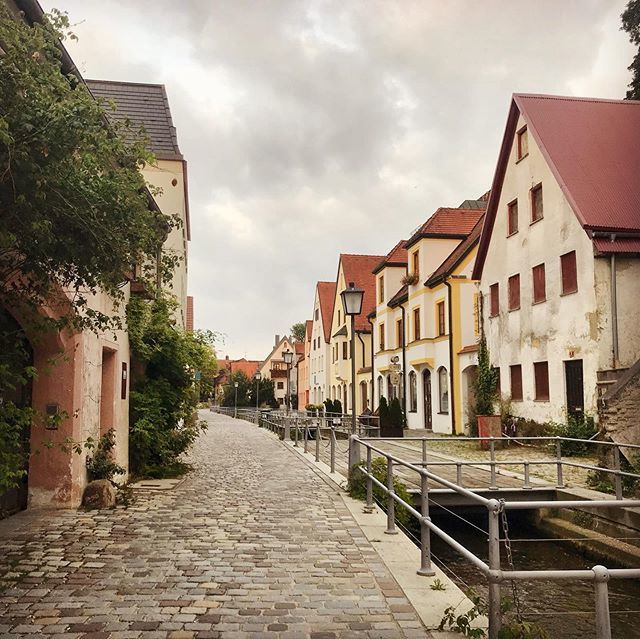 ChNiedermeier's tweet photo. Fischergasse #freising #ig_freising #urban #stadt #photography #fotografie #cobblestone #pflater #walking #spaziergang #tristesse #bonjourtristesse #wolken #summer #evening #old #houses #abandonedplaces #River #moosach #water #bayern #stimmung https://t.co/wUcGlZSFGU https://t.co/CUb9cwB8yz