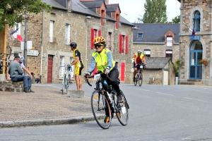 ANI's tweet photo. Indian Navy: Priyadarshani Pawar, an Indian Navy daughter, 
Indian Coast Guard spouse, &amp; now a part of Air India family, successfully completed France's oldest cycling event, the 1,200-km, Paris-Brest-Paris circuit, non-stop between 18-22 August. https://t.co/es4NZBrfuF