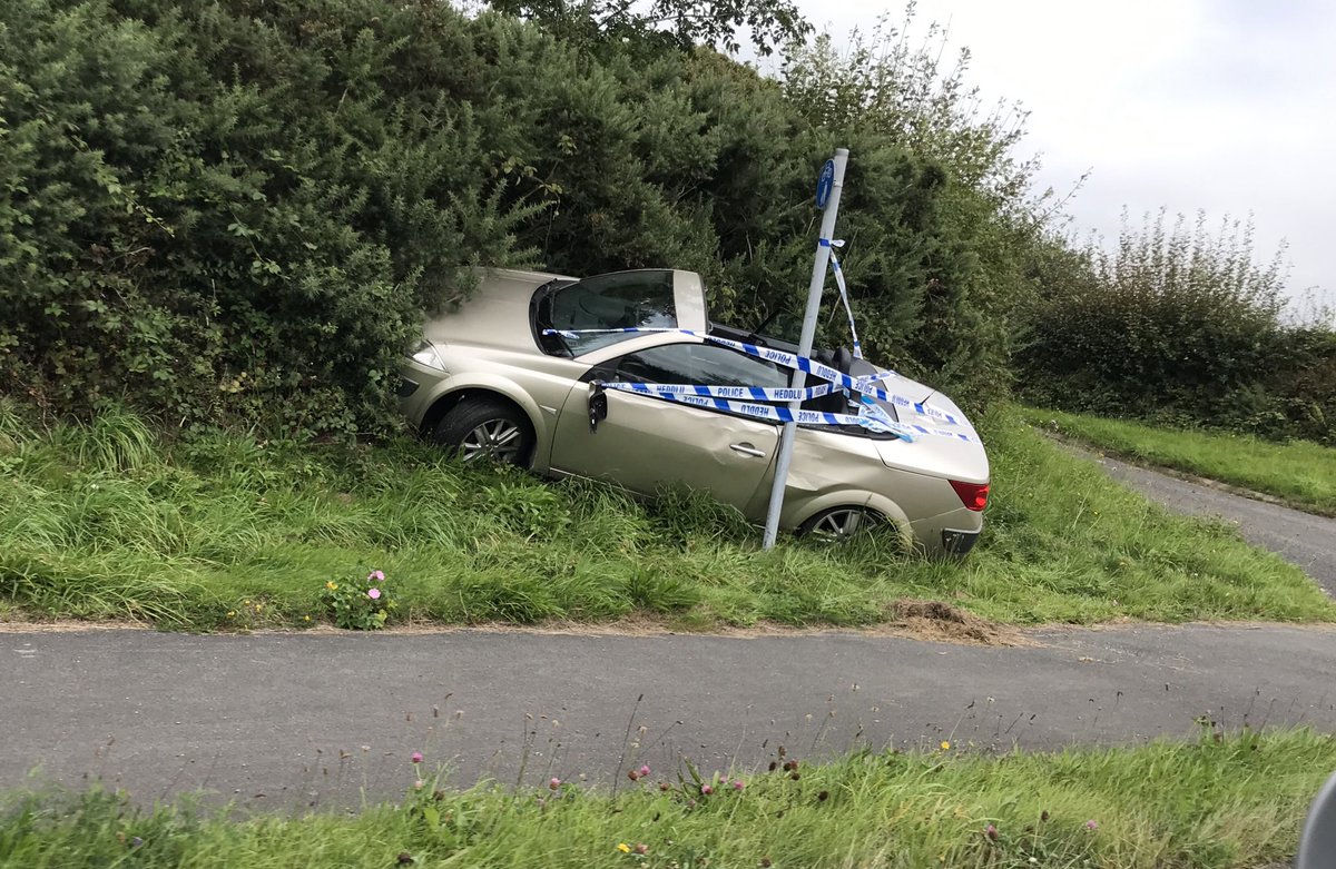 GethinJones123's tweet photo. Itโs one way to park your car, I suppose...... #BankHoliday #MadDrivers https://t.co/I8EnZ9RDxe