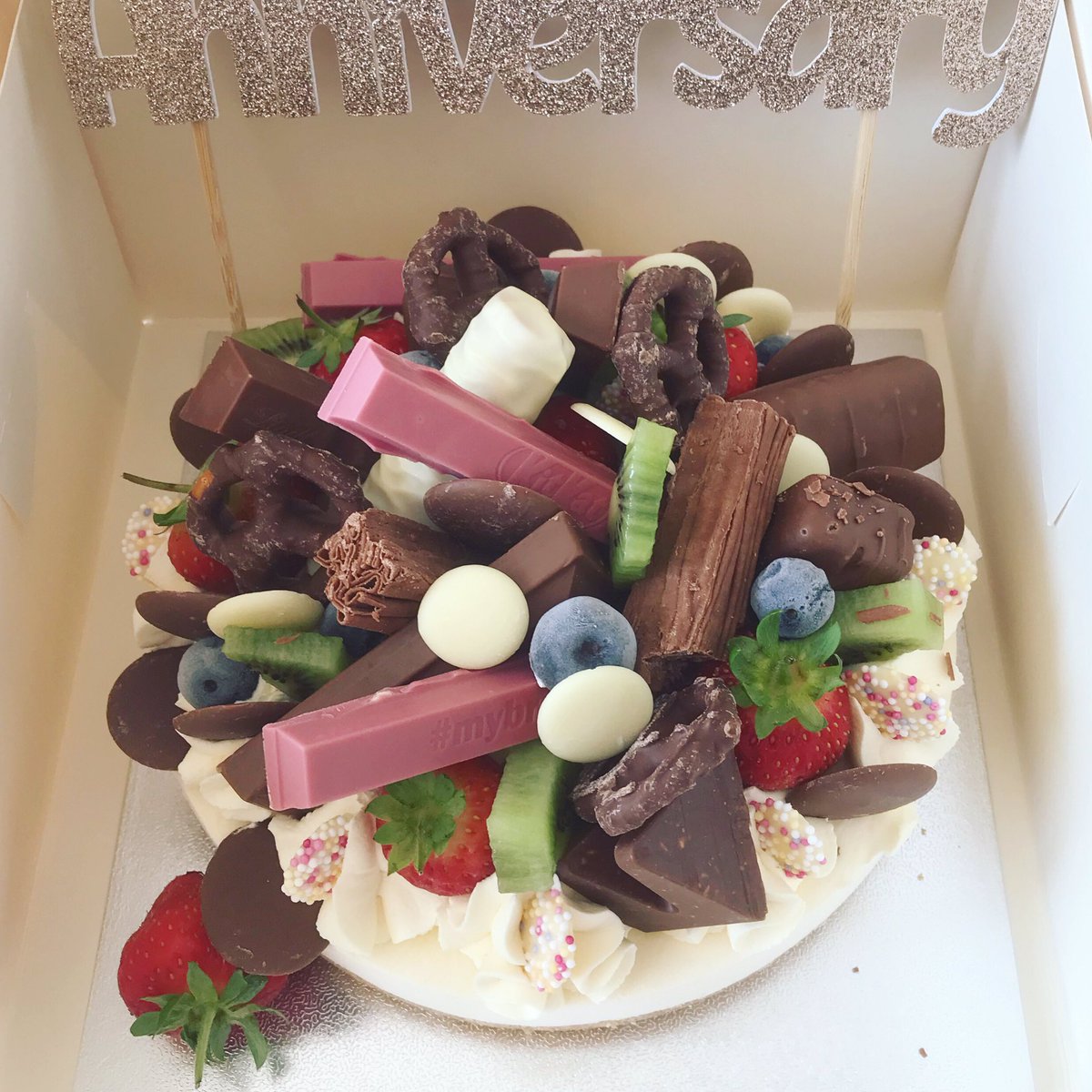Loved doing this anniversary cheesecake, now available to order on my website (link in bio) or through DM #cheesecake #freshfruit #chocolate #rubychocolate 🍫🍓