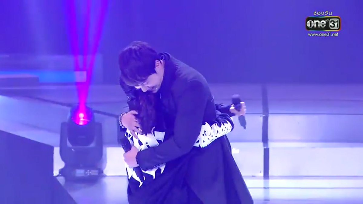 onehdthailand's tweet photo. โอ๊ยยยย ได้กอดดดดดดดดดดด
อ้อมกอดนี้มันควรเป็นของแอด แต่มิ๊กกี้กำลังจะชิงมันไป
#TheDuetร้องล่าคู่ #TeamSingerKangsom https://t.co/vKcG8Dqbbk