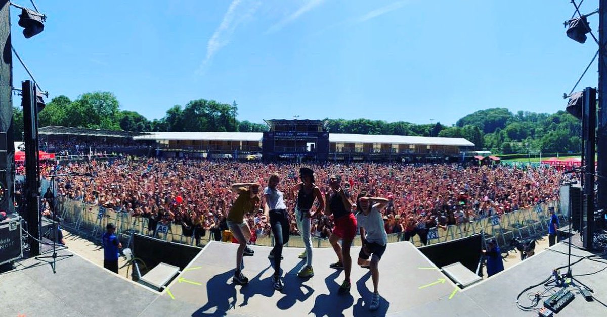 JeniferOfficiel's tweet image. Merci au Venoge festival ! Merci à vous tous!!! C’était chauuuud☀🥳🤘🏼❤💋#tourneedesfestivals #suisse #venogefestival #nouvellepage2tournées