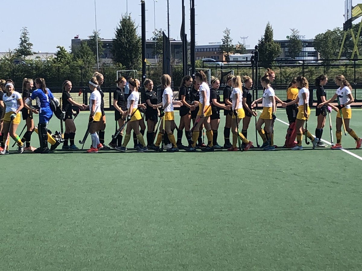 wellyhockey_'s tweet image. Senior boys and girls up first today in 30 deg heat. Girls 1-0 up at HT &amp;amp; boys 0-0. Ice on head is a must at HT...... #redfaces