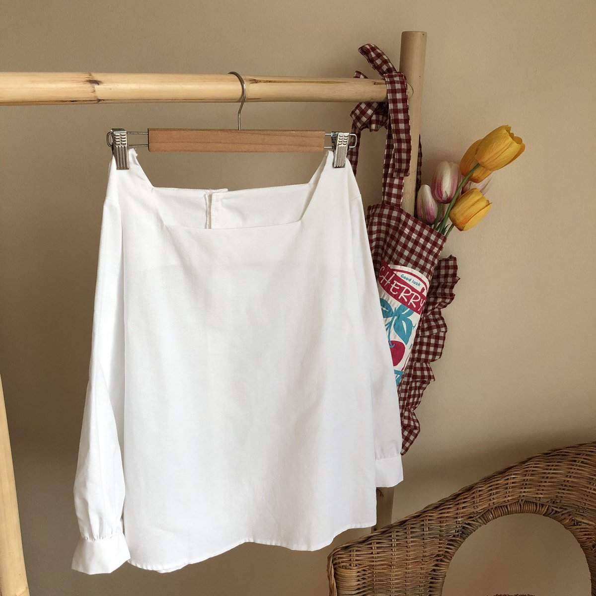 mandarindress_'s tweet image. #SIML.คอเหลี่ยมแขนยาว

NEW IN*
พร้อมส่ง เสื้อเชิ้ตแขนยาวคอเหลี่ยม ทรงสวม ติดกระดุมต้นคอด้านหลัง เนื้อผ้าออกฟอร์ดทอ ผ้าดี ใส่สบาย
สีขาว สีเดียว ตามภาพค่ะ
อก 40"
ยาว 24"
แขน ยาว18"
วงแขน 18"
ต้นแขน 16"

200.-