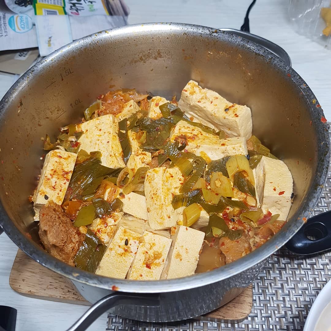 thelamumang's tweet photo. #나의비거니즘일기 요즘 홍익인간 정신으루다가 충격적이게 맛있는 레시피 공유하러 트위터 가끔 들어오게 되는데 요 방법의 김치찌개도 드셔봐주세여,, 진짜 너무 맛있어서 눈물흘리는중.. https://t.co/BEgDpW0Jyy