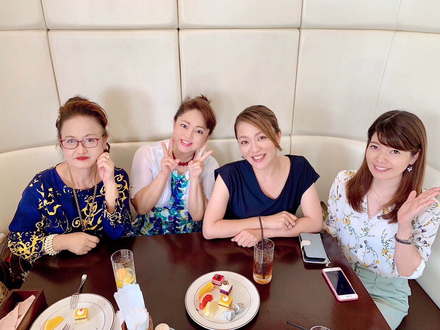 Uzivatel 高江洲 静江 C A T S Eye Na Twitteru 沖縄 那覇の ｄｆｓの３階のレストラン パインツリーブレス でランチ 今井絵理子参議院議員 と 秘書の吉川夏貴さんそして 小橋川真子さん4人女子会 話しが弾みなんと四時間楽しかった T Co Qdco7cmao0