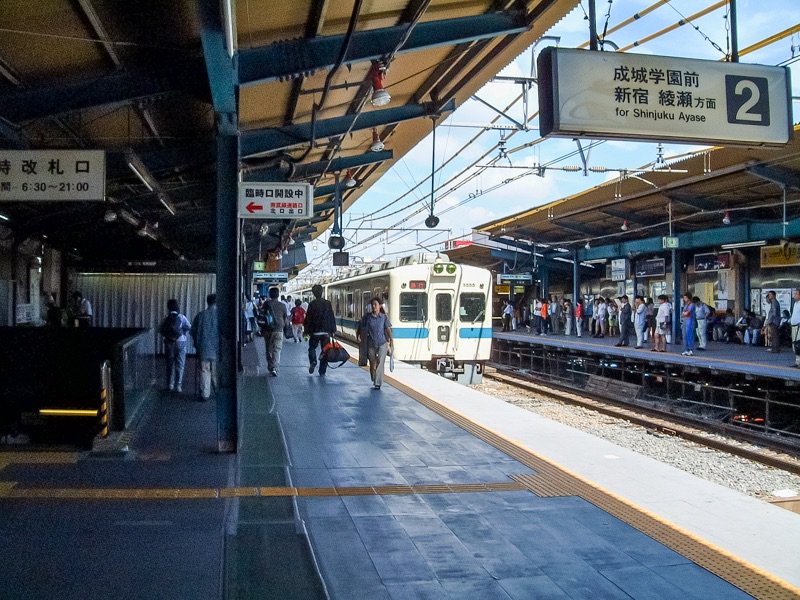 三日画師 Twitter પર 小田急線登戸駅の臨時改札口を出ると 多摩百貨店のある小さな商店街とホーム下の築堤を抜けるトンネルがあった 00年9月9日撮影