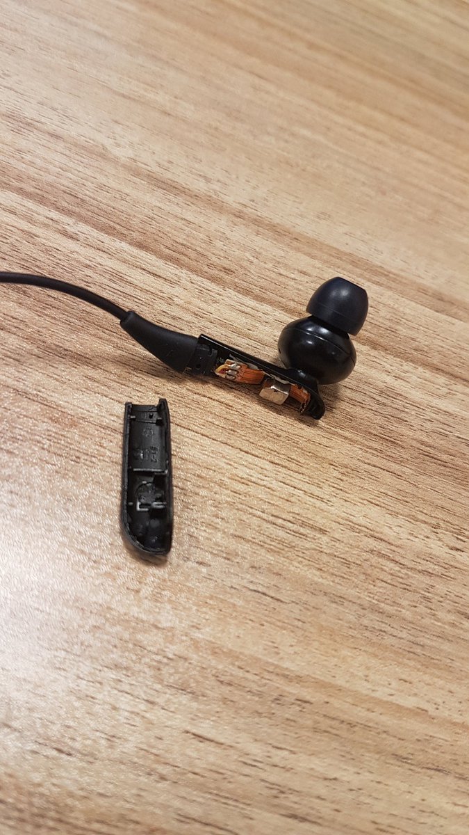 amirrrajabi's tweet image. ظاهراً اون روز تو سامسونگ چسبشون تموم شده بوده با آب‌دماغ چسبوندن این #levelu منو.
@Samsung