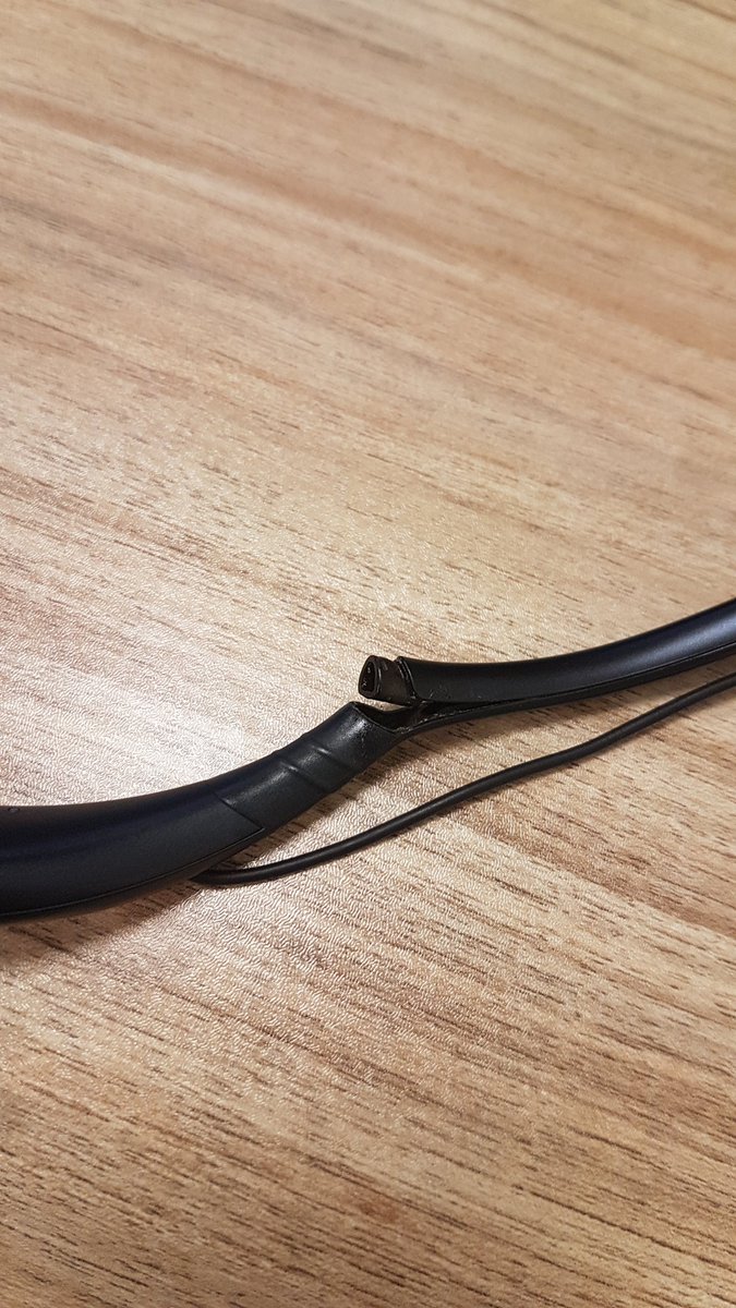 amirrrajabi's tweet image. ظاهراً اون روز تو سامسونگ چسبشون تموم شده بوده با آب‌دماغ چسبوندن این #levelu منو.
@Samsung