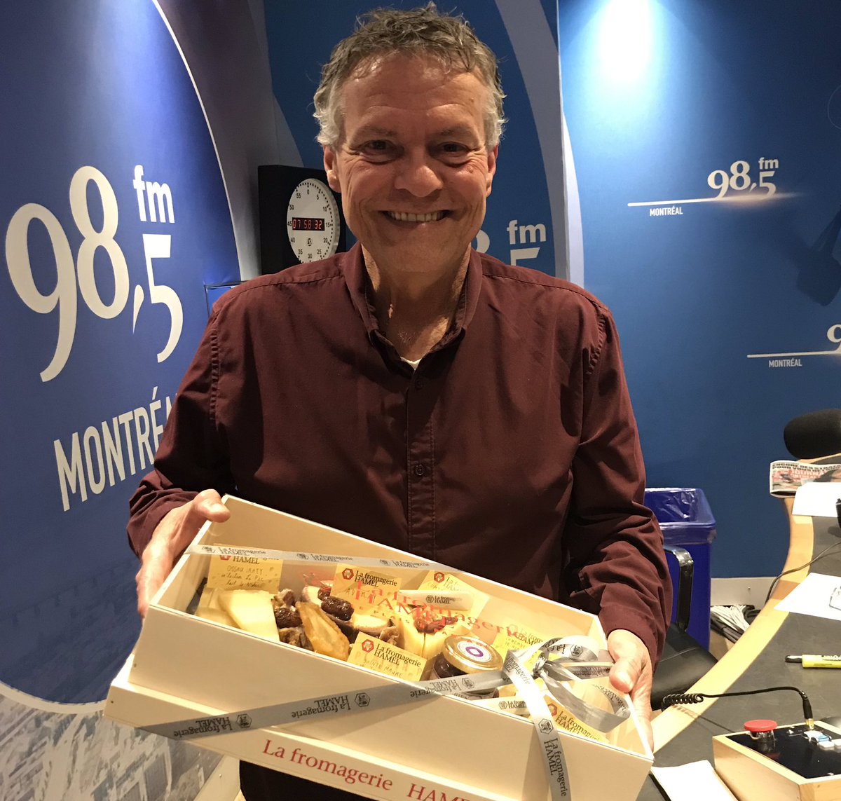 Pour son anniversaire aujourd’hui, Paul Houde a reçu un gâteau un peu spécial de la fromagerie Hamel...: une sélection des meilleurs fromages. Ça ne durera pas parce que toute l’équipe fouille dans son plateau. 😂 🧀