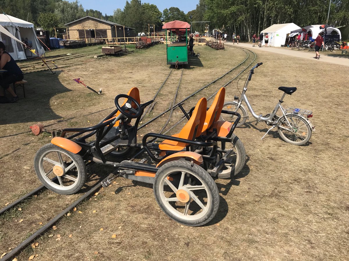 Wir helfen gerne! <a href="/c3ordnungsamt/">C3Ordnungsamt</a> Da wir keine Parkkralle zur Hand hatten, verscheuchten wir ihn. Er machte sich dann aus dem #c3staub