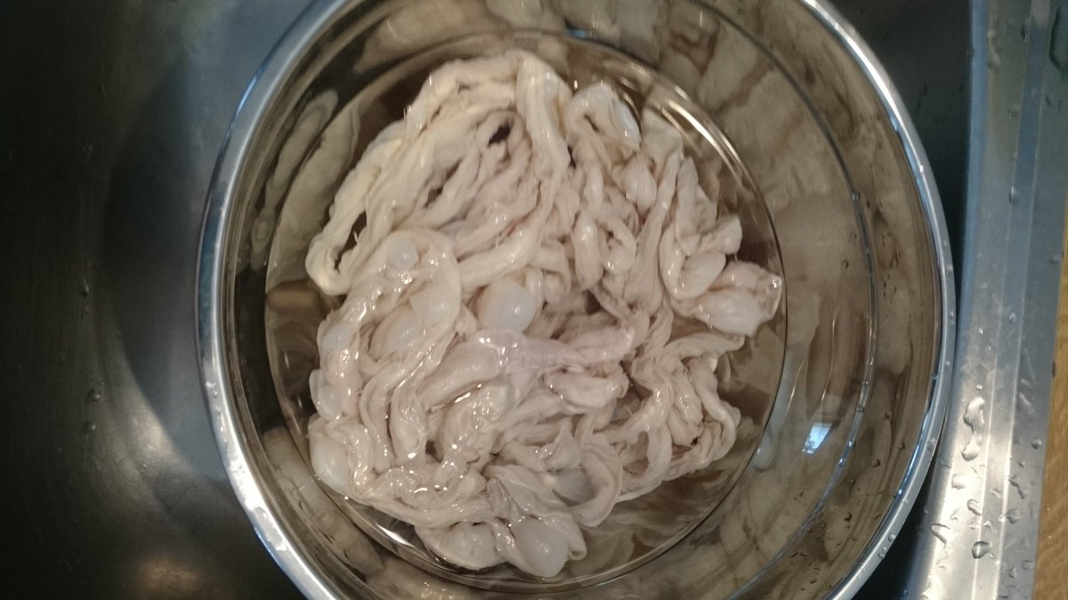 SuzanneMM5's tweet image. Wir wursteln Teil 1

Zuerst die Bratwürste, haben mal ein neues Rezept kreiert, mit Weißwein und Zitronenmelisse, die kommen heute noch auf den Grill😋

#Bratwurst #Bratwürste #Knacker #selber #machen #selbermachen