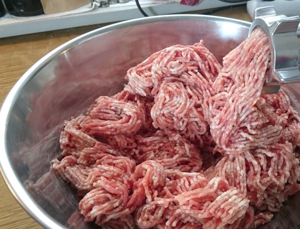 SuzanneMM5's tweet image. Wir wursteln Teil 1

Zuerst die Bratwürste, haben mal ein neues Rezept kreiert, mit Weißwein und Zitronenmelisse, die kommen heute noch auf den Grill😋

#Bratwurst #Bratwürste #Knacker #selber #machen #selbermachen