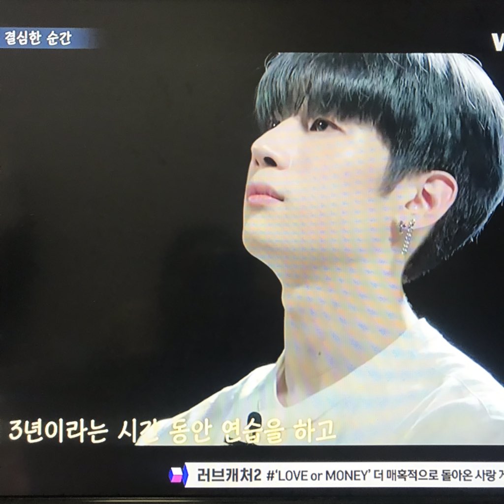 hhh02786's tweet photo. 총공하는 와중에
티비에 승우나오네
나 또 운다
 #빅톤공식색은_공용이_아니다 https://t.co/8yCP5JcV7W