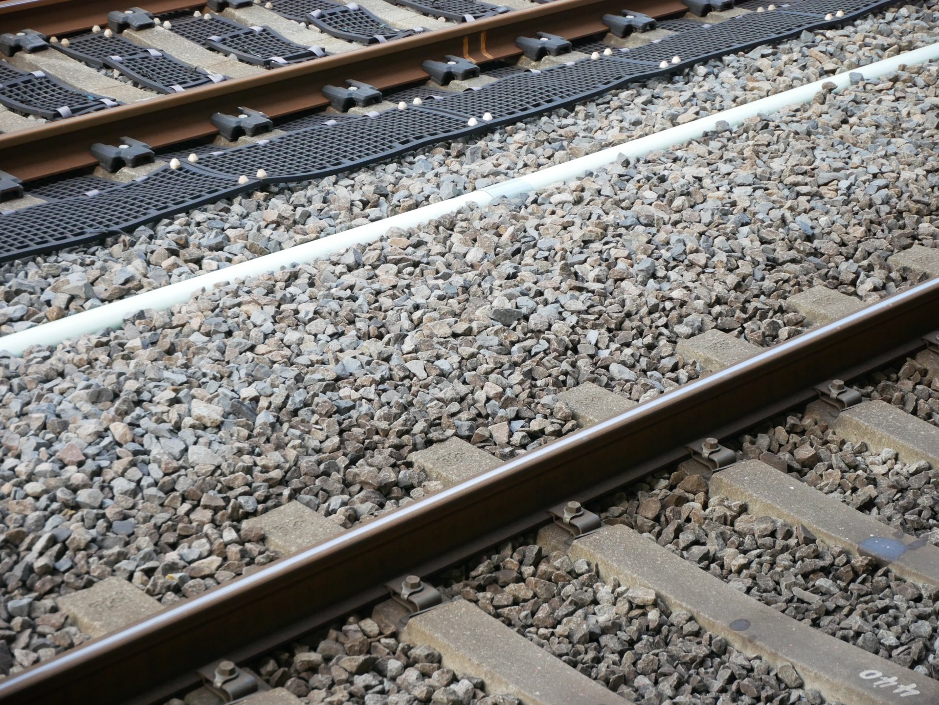 大町パルク Jr東日本で設置が進められている新幹線地震脱線対策のバラスト軌道用レール転倒防止装置 上越新幹線熊谷駅の通過線にあるという情報をいただいて見に行ってきました 2枚目の手前にあるホーム側の3tマクラギと102形締結装置に被せるように締結
