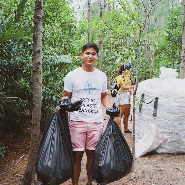 phudee_t's tweet photo. ปรบมือรัวๆ👏👏ให้น้องพรหม วันนี้น้องไปช่วยเก็บขยะกับทีม #TrashHero ที่หาดบางกระเจ้า
#รักษ์โลกรักพรหมลดใช้ถุงพลาสติก กันนะคะ
ตอนนี้เราก็ลดไปได้เยอะมากต่อวันพยายามเอาของเก่ามา reuse ไปไหนจะมีถุงพลาสติกพับ3เหลี่ยมติด #ถุงผ้า ไปตลอด
#promvik @prom_vi https://t.co/tE4aDxBwTV