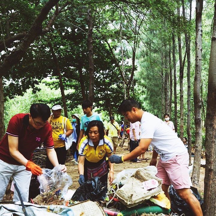 phudee_t's tweet photo. ปรบมือรัวๆ👏👏ให้น้องพรหม วันนี้น้องไปช่วยเก็บขยะกับทีม #TrashHero ที่หาดบางกระเจ้า
#รักษ์โลกรักพรหมลดใช้ถุงพลาสติก กันนะคะ
ตอนนี้เราก็ลดไปได้เยอะมากต่อวันพยายามเอาของเก่ามา reuse ไปไหนจะมีถุงพลาสติกพับ3เหลี่ยมติด #ถุงผ้า ไปตลอด
#promvik @prom_vi https://t.co/tE4aDxBwTV