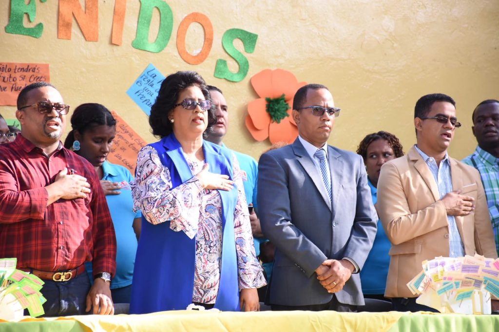 renepolancov's tweet photo. Hoy con mucho agrado junto a la senadora @CristinaLizardo y autoridades educativas llegamos temprano al Centro Educativo Leoncio Manzueta donde decenas de jóvenes pertenecientes al Plan Prepara iniciaron un nuevo año escolar y con ello una renovación de esperanza de nuestro SDN https://t.co/pNWuzuy42y