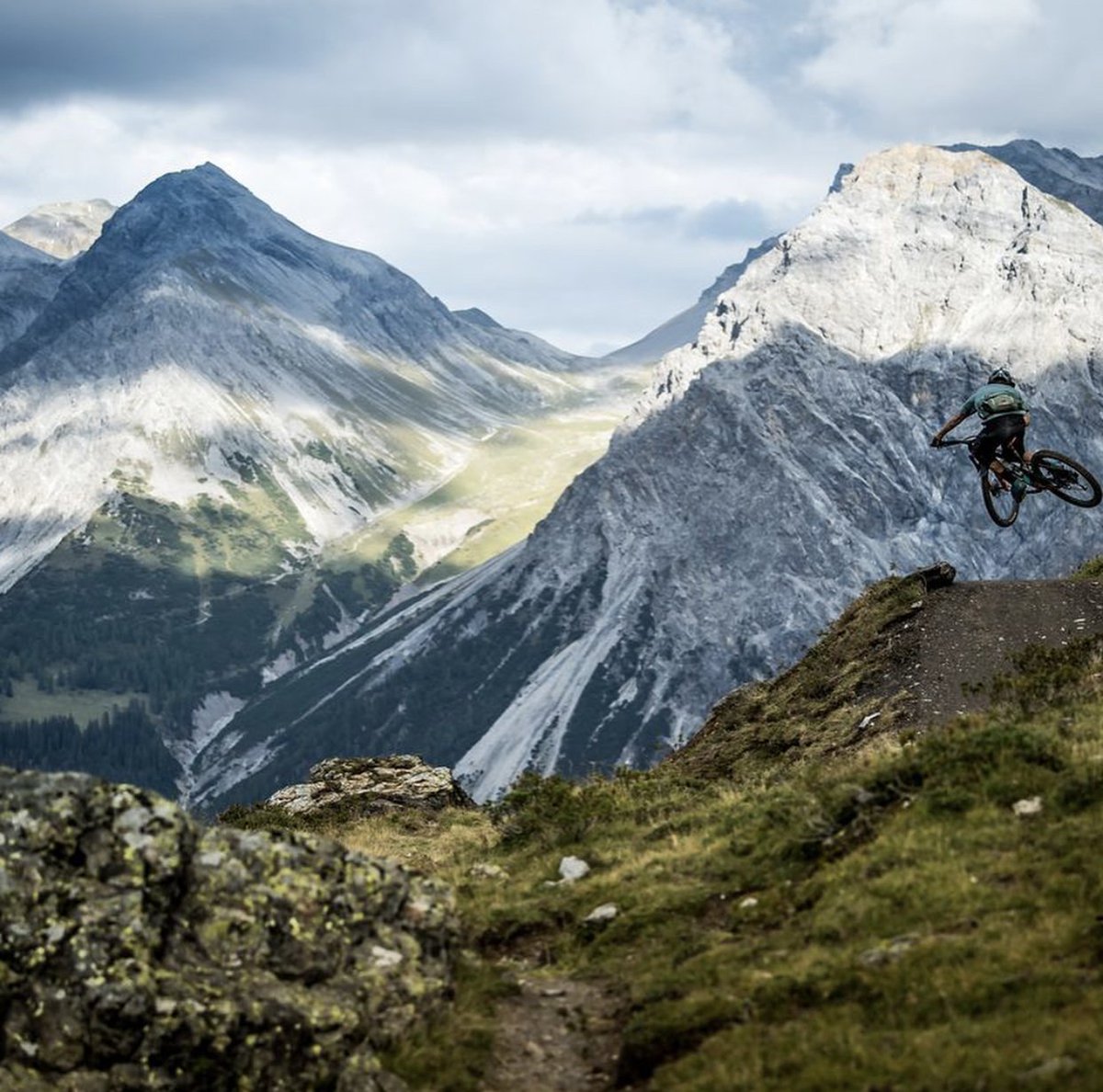 MySwitzerland_d's tweet photo. Achtung, fertig, Flow – denn es ist wieder #SundayFunday! Egal ob mit oder ohne Motor: Auf diesen #Flowtrails und #Bikerouten kommt so richtig Bike-Freude auf. Wer will da noch zuhause bleiben? 📍 @Graubunden
https://t.co/0usY97W42H https://t.co/gmLTypGMKE