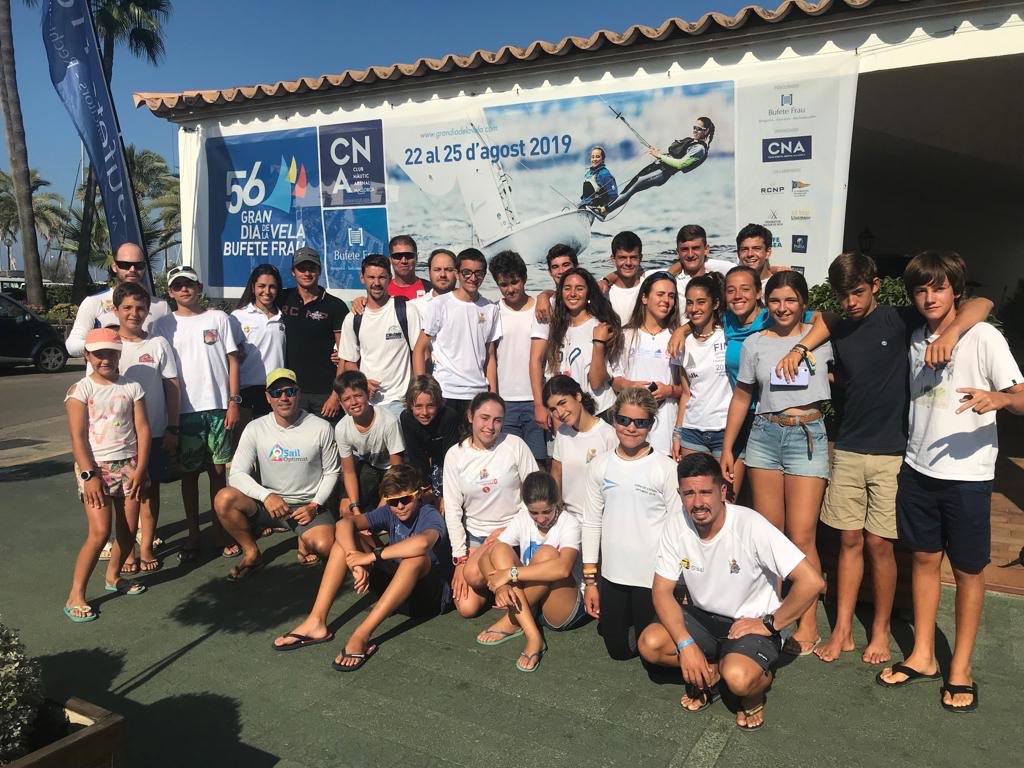 RCNGC's tweet photo. Náutica:
Foto de familia de todos los regatistas canarios desplazados a Palma de Mallorca. Hoy última jornada del Bufete Frau. Mucha suerte a todos!!! 💪👍⛵️ #RCNGC #RCNT #RCNA https://t.co/9SWhMrBN8x