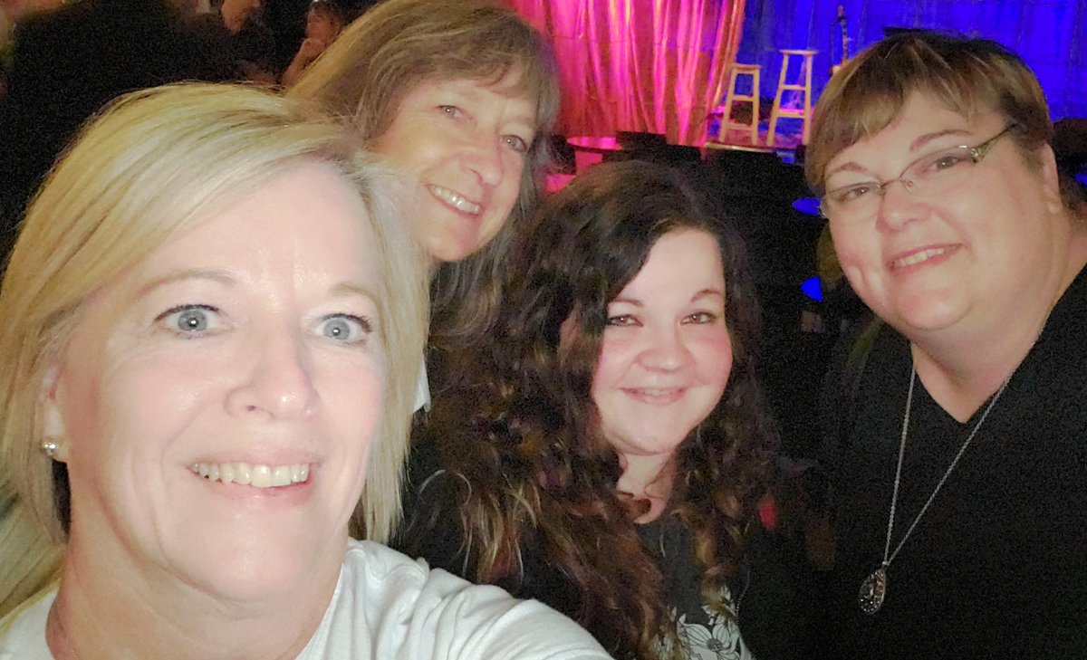 @allofTHEAbove90 @kendalls4488 @2painters4lee So fun seeing friends @LeeDeWyze epic show in Evanston @evanstonspace !