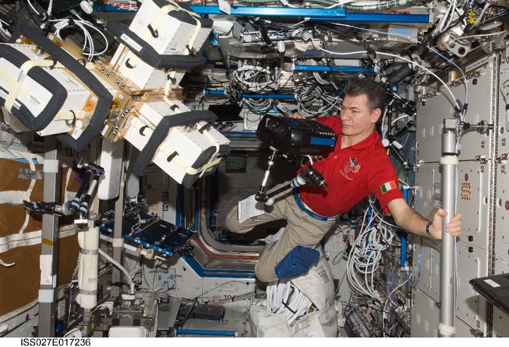 Luke2375's tweet photo. @speragire @AstronautiCAST @astro_luca @Astro_Christina @astro_cimon @esa @ASI_spazio Nell'ultima tavola si vede l'esperimento #ALTEA per lo studio dei raggi cosmici. Che con la sua ultima evoluzione #LIDAL sarà utilizzata da @astro_luca prossimamente. L'ultima volta è stata usata da @astro_paolo https://t.co/786D5hdf4Z
