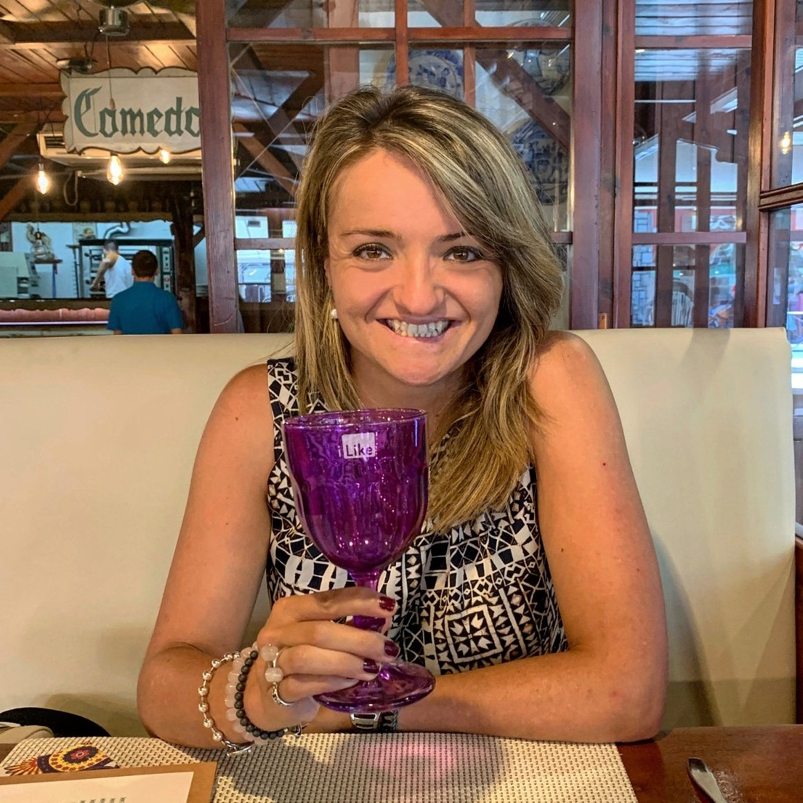 BeatrizCasalod's tweet photo. Ya preparada para comenzar el nuevo año lectivo. Brindo por todos vuestros proyectos. Ya pienso de color morado #ilike https://t.co/no5wY8eYmf + #NTARTE https://t.co/ea4uGkoIGz #VueltaAlCole #communitymanager https://t.co/EcXkjlZ0i2
