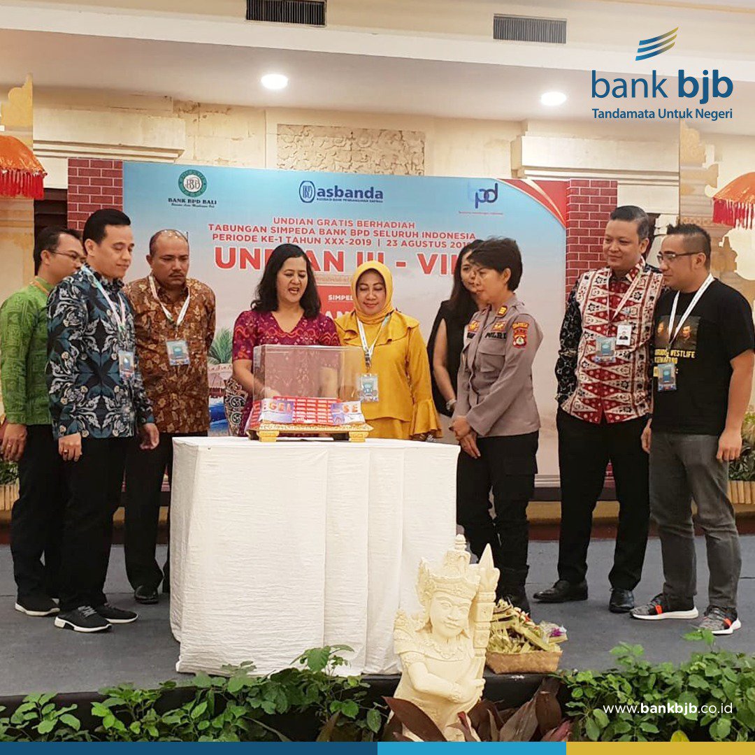 infobankbjb's tweet photo. Asosiasi Bank Pembangunan Daerah (Asbanda) menggelar kegiatan undian khusus nasabah tabungan Simpeda bertajuk “Panen Rejeki Bank BPD” dimana Bank BPD Bali bertindak sebagai tuan rumah. ⁣

#bankbjb #asbanda #bankbpd https://t.co/SNmyQNTJQi