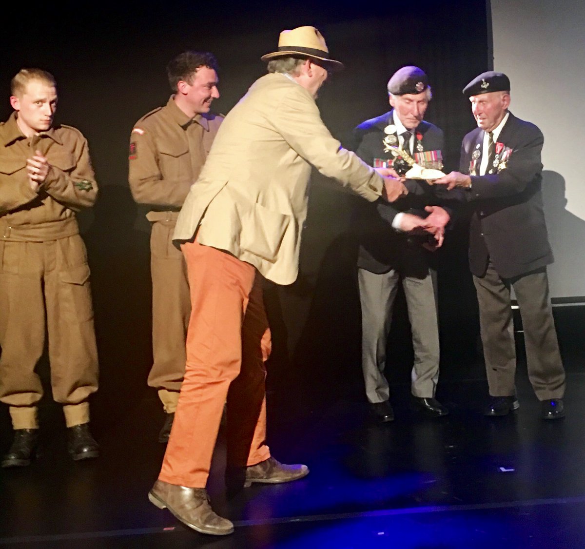 MarkHillMBE's tweet image. Congratulations 🌟 #BombHappy @YorkWW2DDayVets @EverwitchTC Well done for winning the Summerhall Lustrum Award @ArmyatTheFringe @Summerhallery #Veterans #DDay75 production #BeInspired It was great to meet everyone 😀 #Fringe2019 @edfringe #edinburghfringe2019 👍 #ArmyBeTheBest