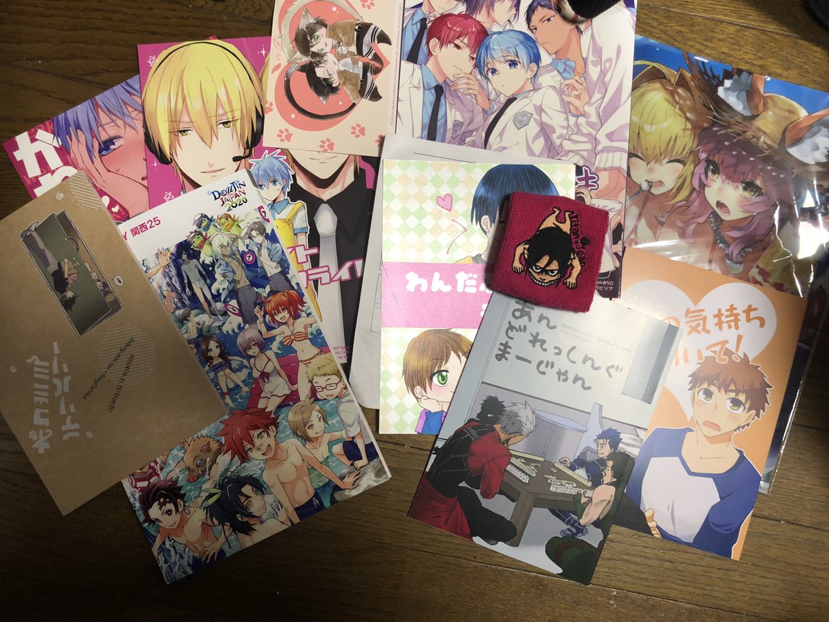 IPBGyfLCdQJAc31's tweet photo. 全部映らないけど結構買っちゃった、やっぱインテは金が飛びますね( ・∇・)でも全部面白そう！まだ途中までしか読めてないけど(^_^;) https://t.co/JUKNnUJgKR
