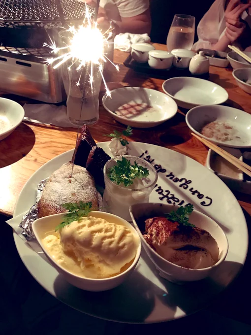 デビュー前からたくさんたくさん応援してくれてたお友達の面々にお誕生日やらデビューやらお祝いしてもらった!お肉とスイーツたくさん食べたよ!!!お腹も胸もいっぱいです 